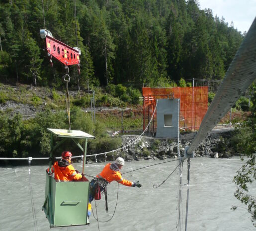 Arbeiten mit Seilsicherung an einer Plattform über einem Fluss