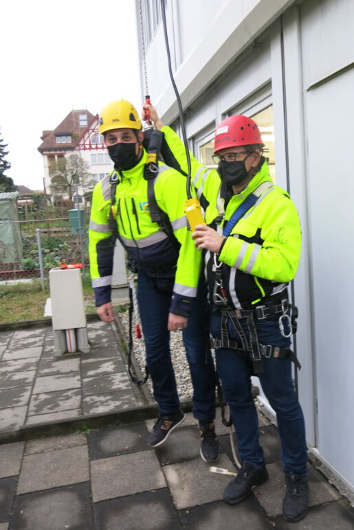 Kursteilnehmer mit Helm und Auffanggurt an der Trainingsanlage